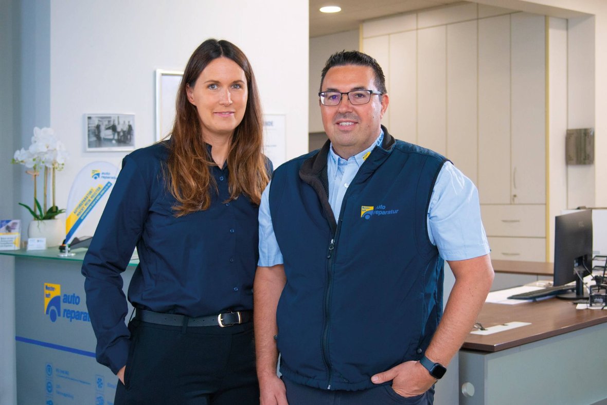 Geschäftsführer Alexander Kröll und seine Frau Verena Kröll bei Autoreparatur Blum & Kröll Bild: Geschäftsführer Alexander Kröll und seine Frau Verena Kröll bei Autoreparatur Blum & Kröll
