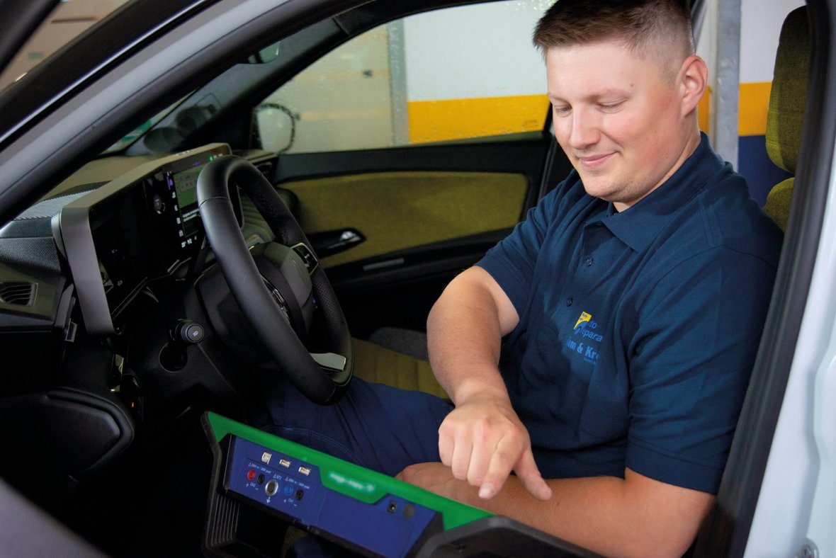 Pascal Müller - KFZ Meister bei Autoreparatur Blum & Kröll Porträt - Pascal Müller - KFZ Meister bei Autoreparatur Blum & Kröll